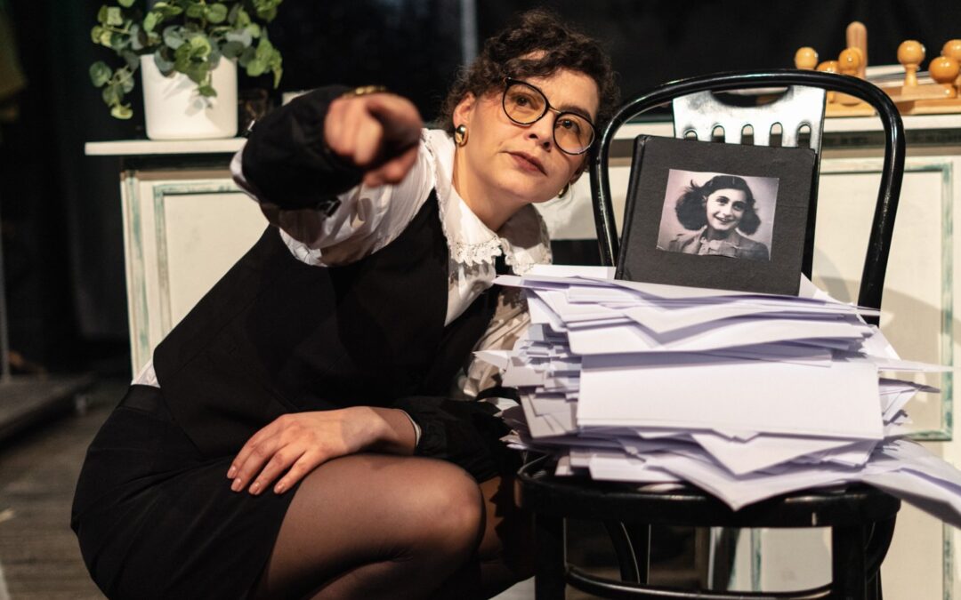 Poruszający spektakl „Każdego dnia jest mi żal” – emocjonalna opowieść o codziennych trudnościach i ukrytych tęsknotach